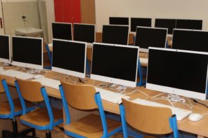 Počítače v počítačovej učebni základnej školy Pri kríži