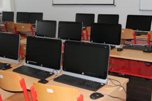 Počítače v počítačovej učebni základnej školy Pri kríži