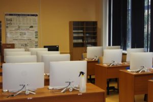 Počítače v počítačovej učebni základnej školy Pri kríži