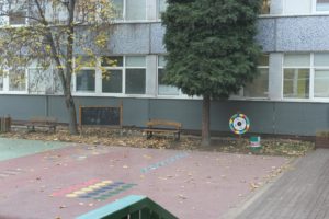 Vonkajšie priestory základnej školy Pri kríži