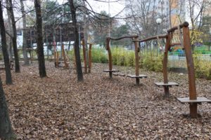 Preliezky pre deti vo vonkajšich priestoroch základnej školy Pri kríži