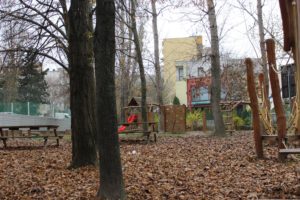 Vonkajšie priestory základnej školy Pri kríži