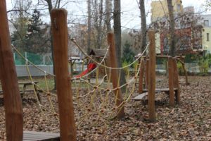 Vonkajšie priestory základnej školy Pri kríži