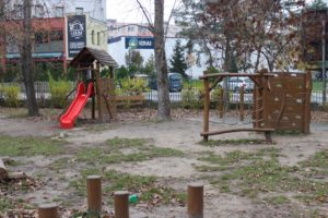 Vonkajšie priestory základnej školy Pri kríži