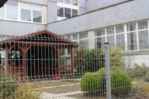 Vonkajšie priestory základnej školy Pri kríži