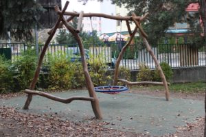 Hojdačka na dvore základnej školy Pri kríži