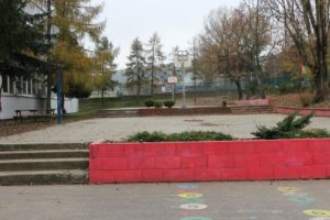 Vonkajšie priestory základnej školy Pri kríži