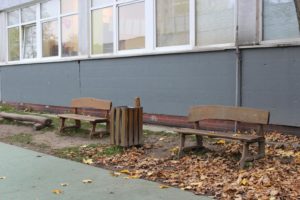 Sedenie pred budov školy Pri kríži